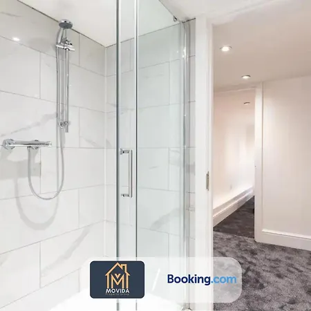 3 Bed By Movida Property Group Short Lets & Serviced Apartment *