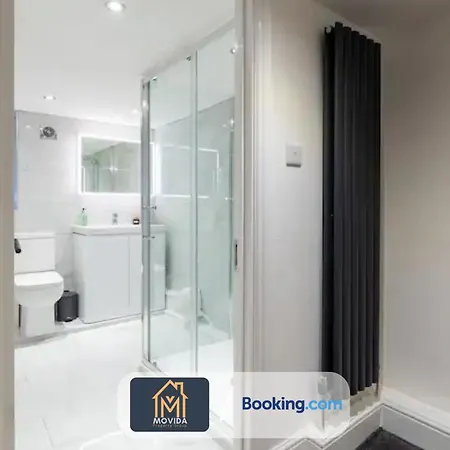 3 Bed By Movida Property Group Short Lets & Serviced Apartment *