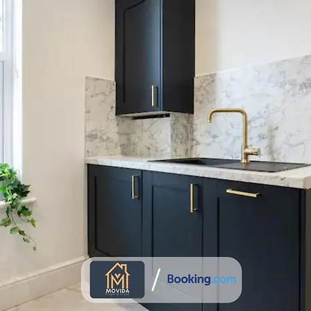 3 Bed By Movida Property Group Short Lets & Serviced Apartment *