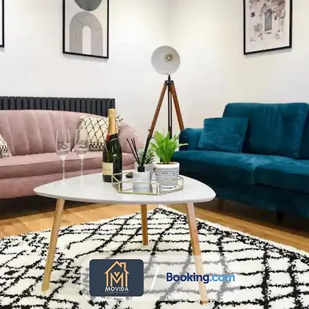 3 Bed By Movida Property Group Short Lets & Serviced *